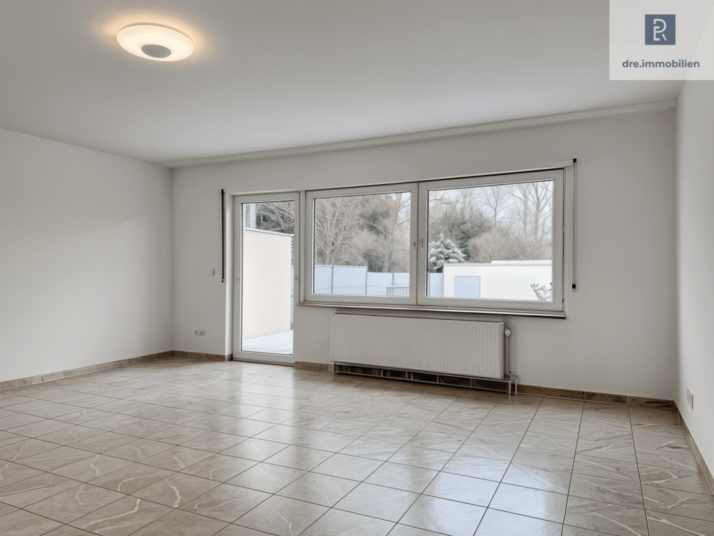 Wohnzimmer mit Blick auf Terrasse