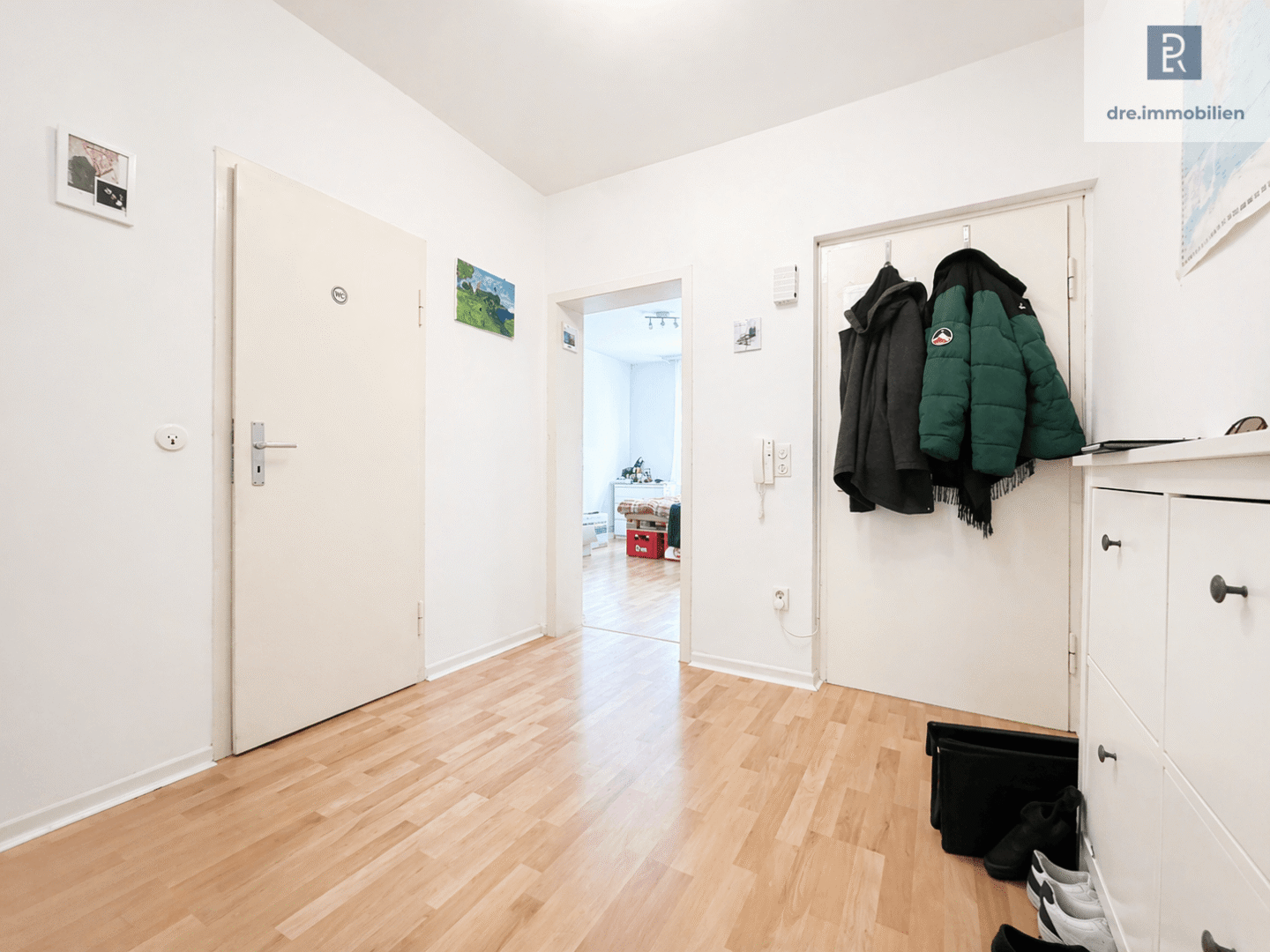 Flur mit Blick ins Schlafzimmer
