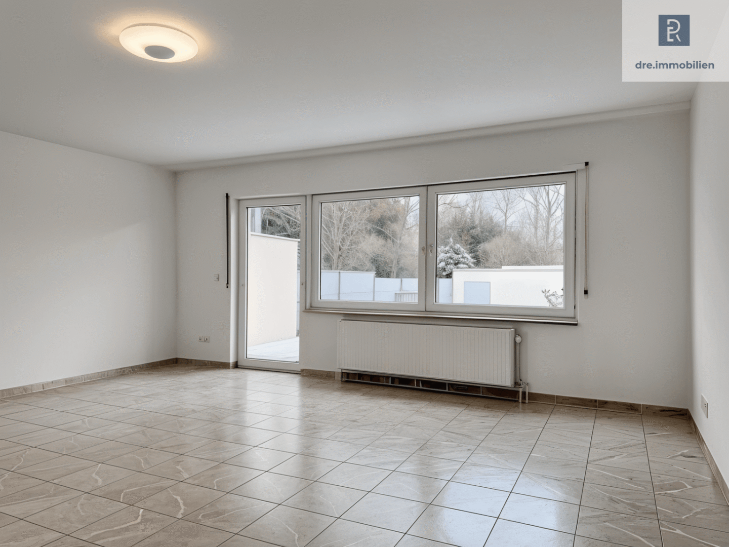 Wohnzimmer mit Blick auf Terrasse