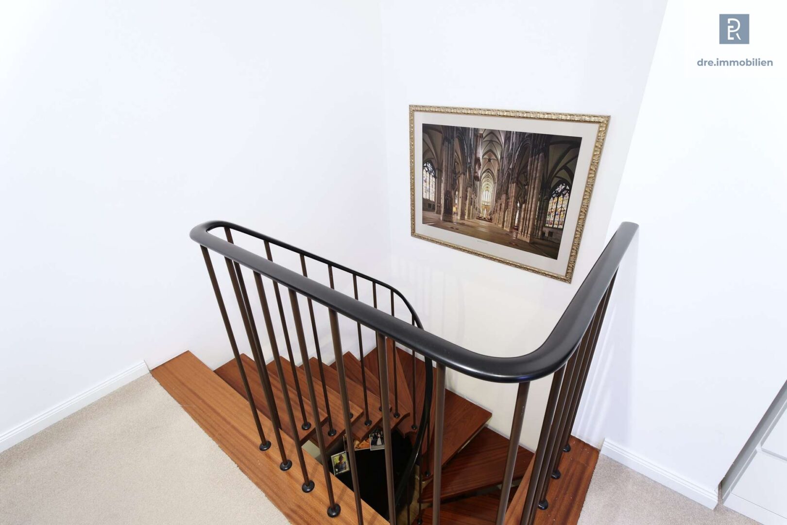 Treppe zur oberen Etage: Perspektive über zwei Ebenen – Ihr Maisonette-Erlebnis