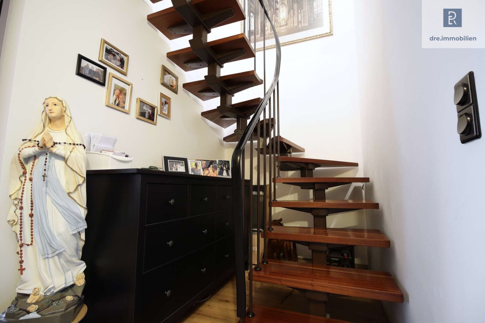 Treppenaufgang: Maisonette-Charme über zwei Ebenen