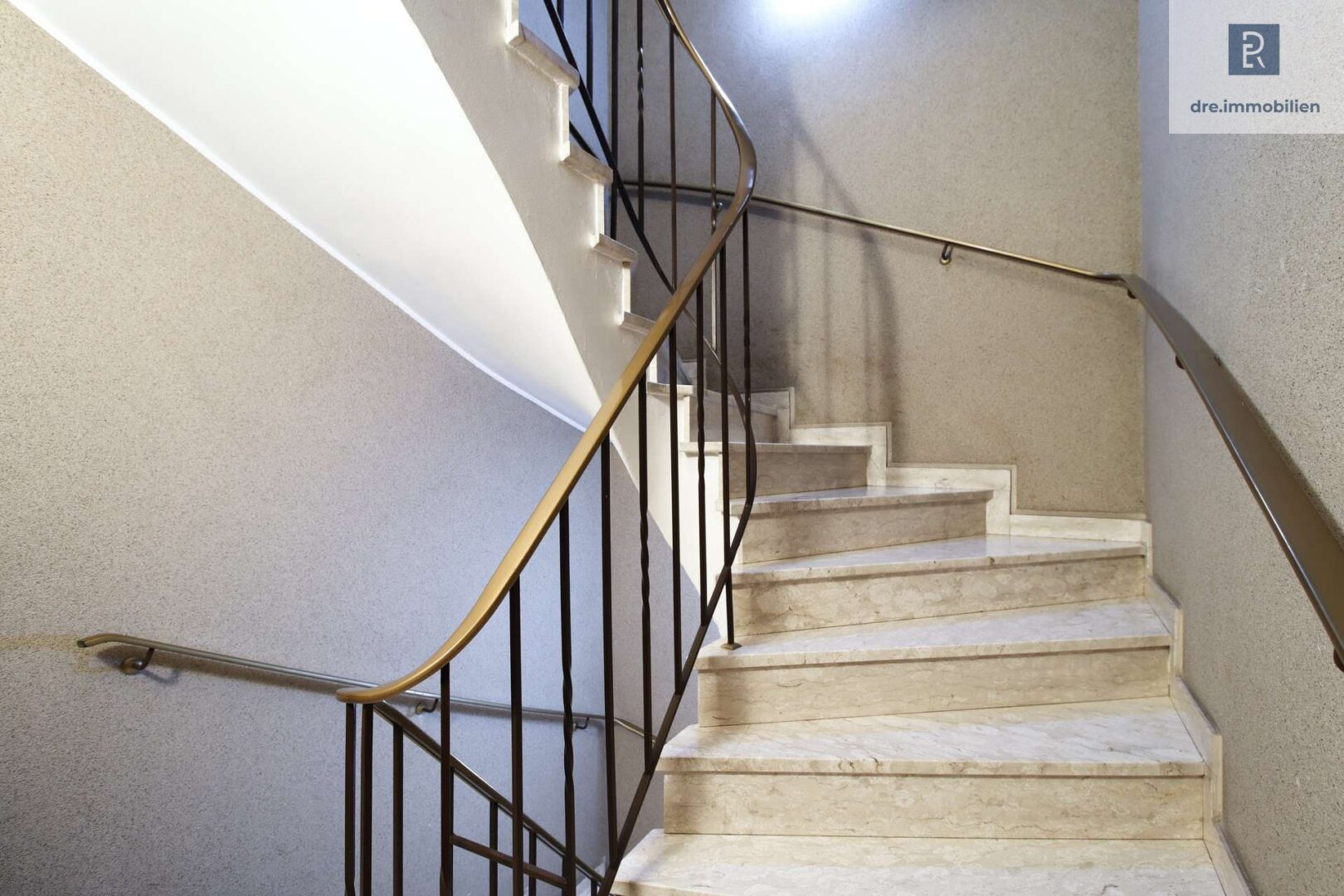 Treppenhaus: Willkommen zu Hause – gepflegtes Treppenhaus