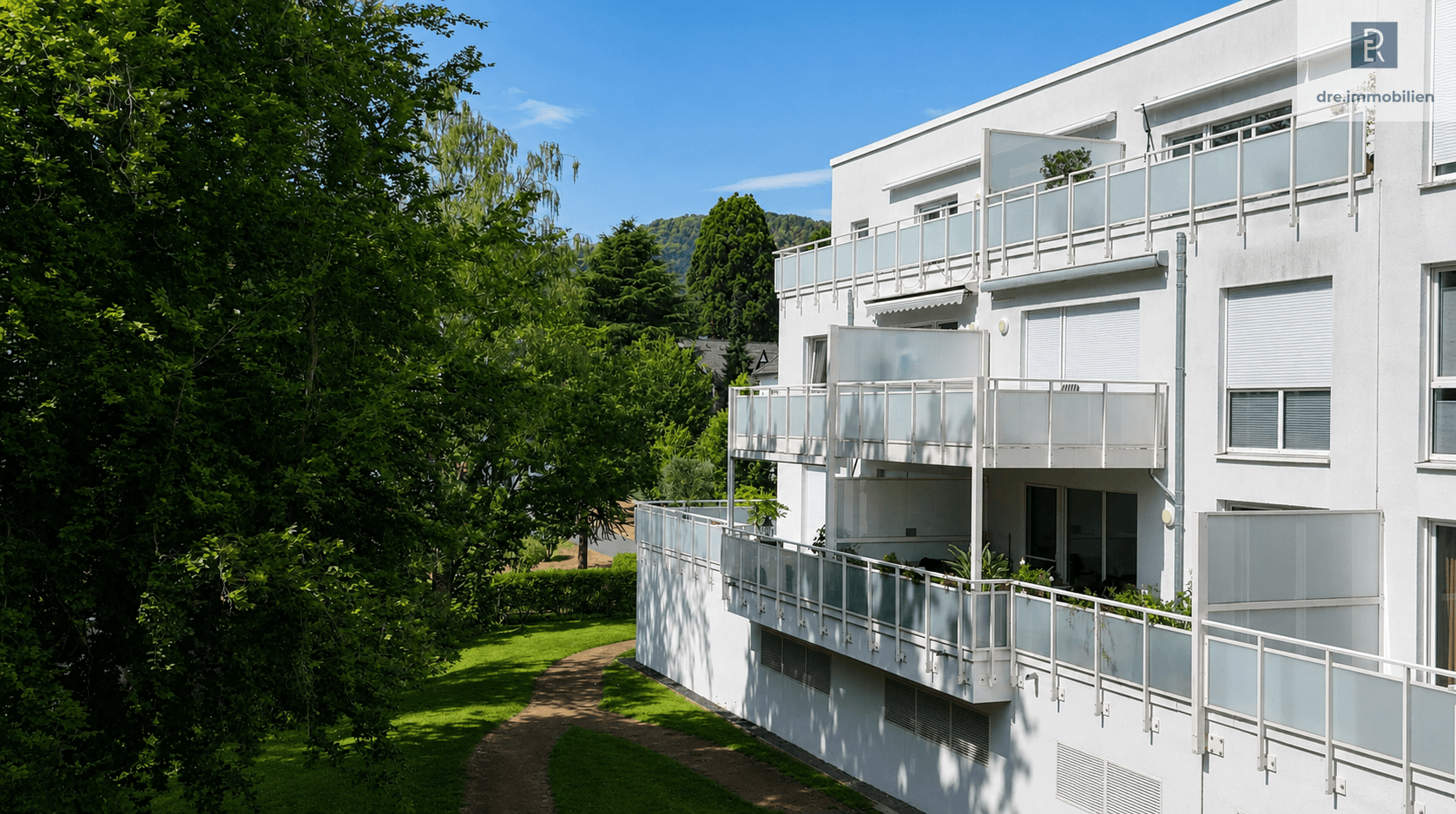 Haus- und Drachenfelsansicht (mit KI bearbeitet)
