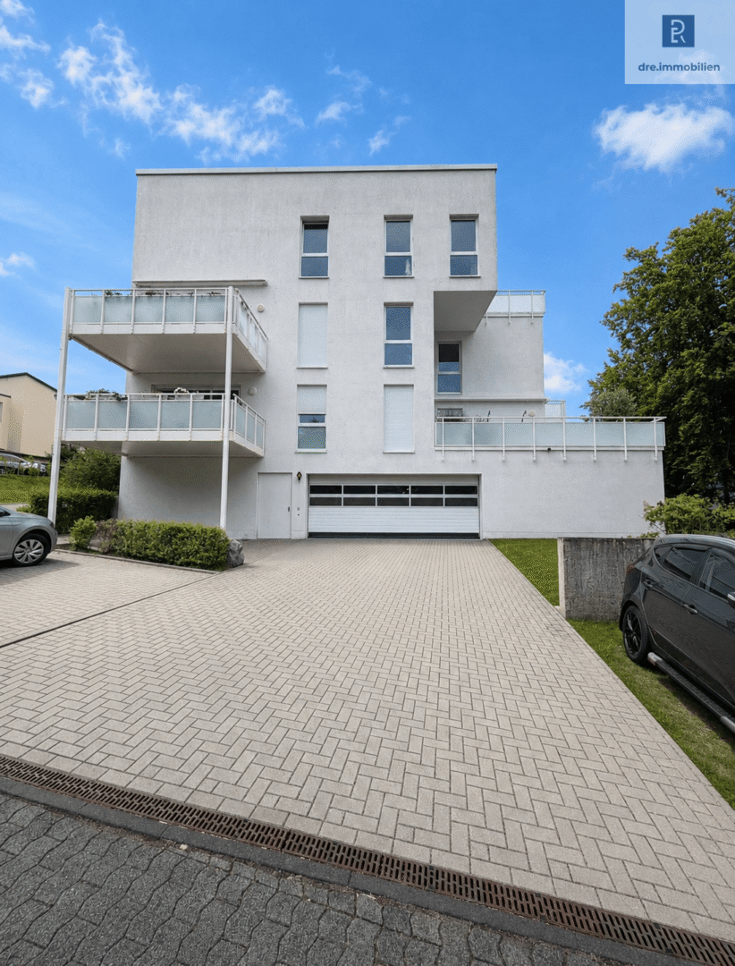Hausansicht (mit KI bearbeitet)