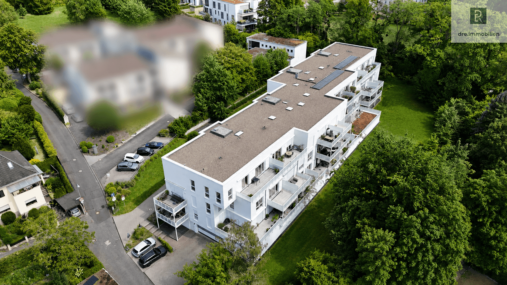 Hausansicht (mit KI bearbeitet)