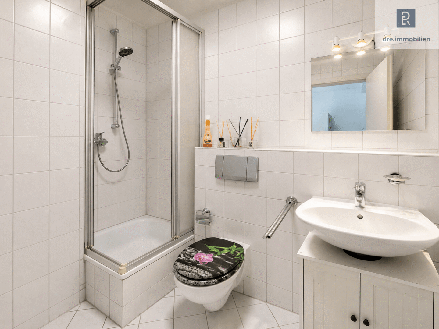 Freundliches Duschbad mit WC und Waschbecken (mit KI bearbeitet)