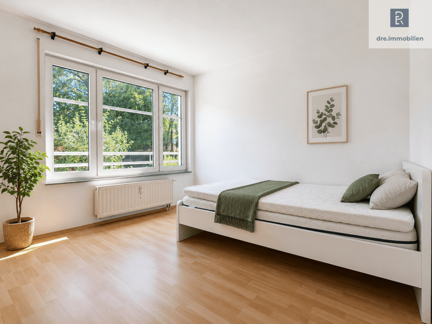 Helles Schlafzimmer mit Einzelbett und großem Fenster (mit KI eingerichtet))