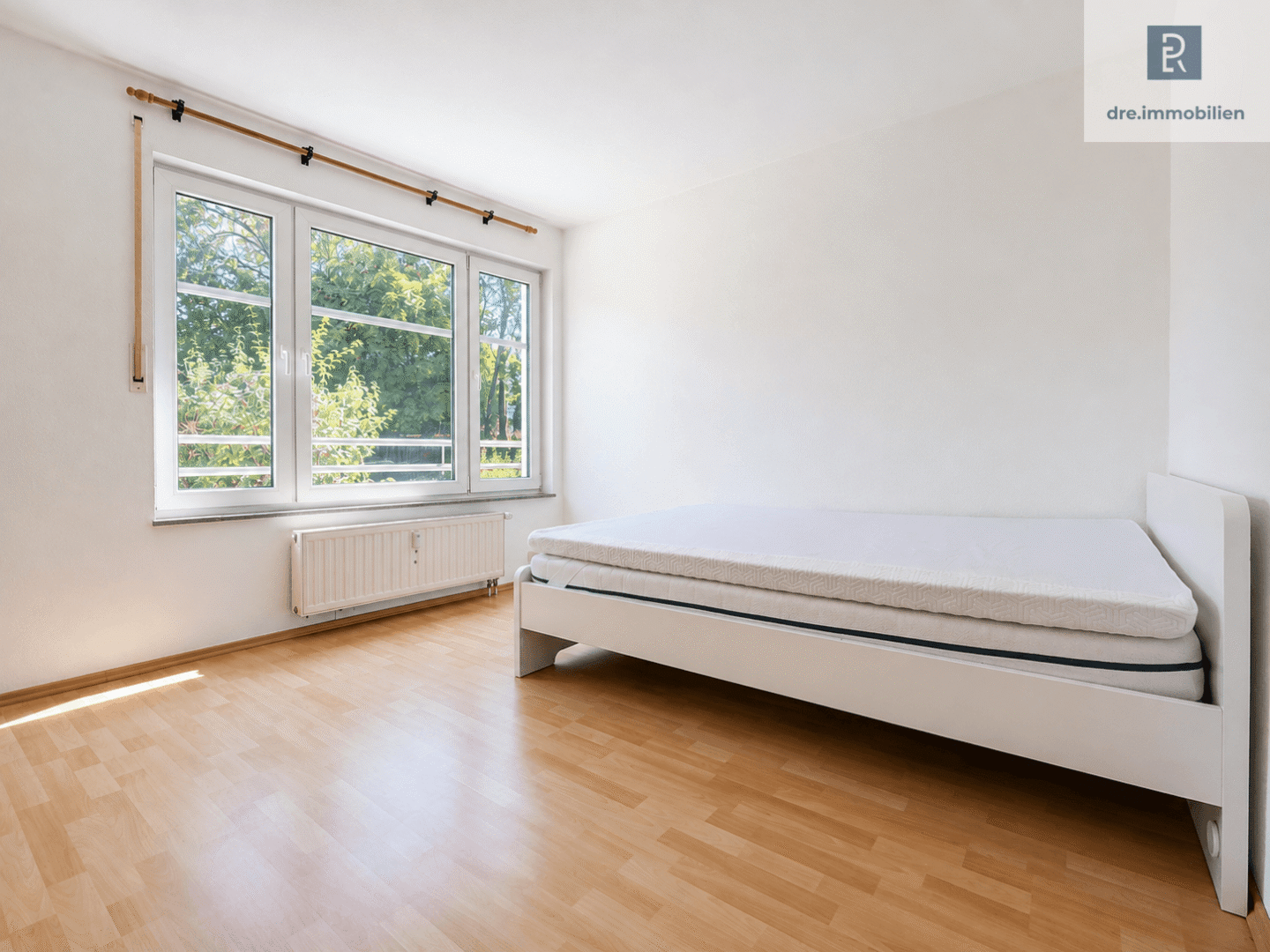 Helles Schlafzimmer mit Einzelbett und Fensterfront (mit KI bearbeitet)