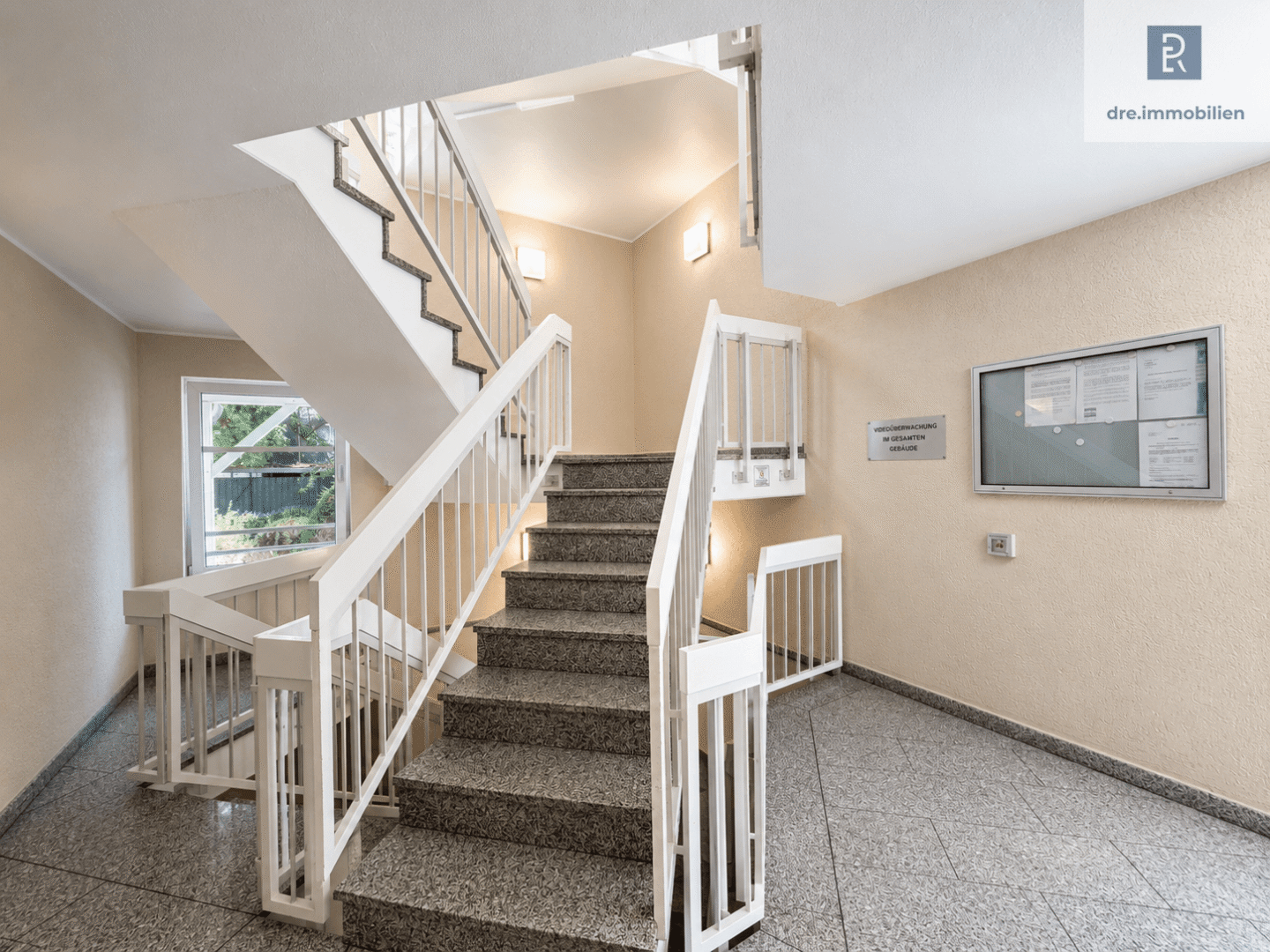 Gepflegtes Treppenhaus mit Natursteinstufen (mit KI bearbeitet)