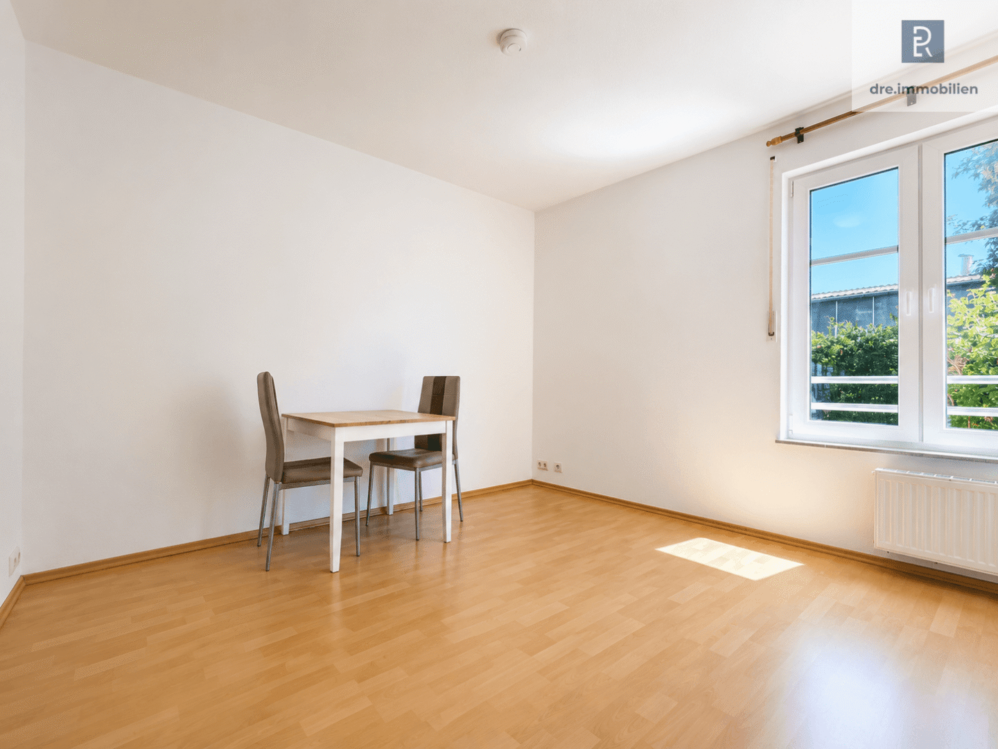 Heller Wohnraum mit Essplatz und Fenster (mit KI bearbeitet)