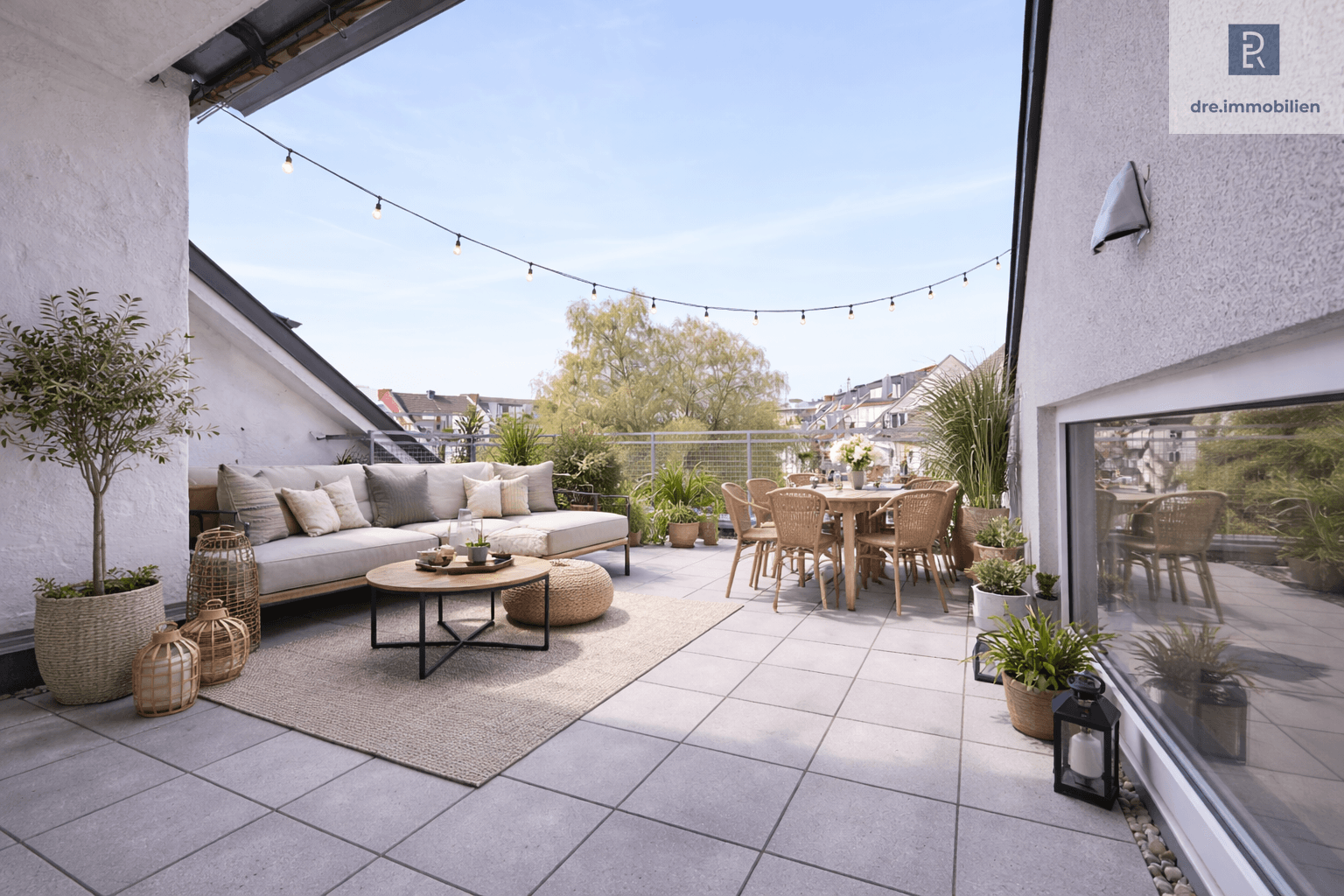 Sonnige Loggia (Virtuelles Staging – Einrichtung wurde mithilfe von KI ergänzt)