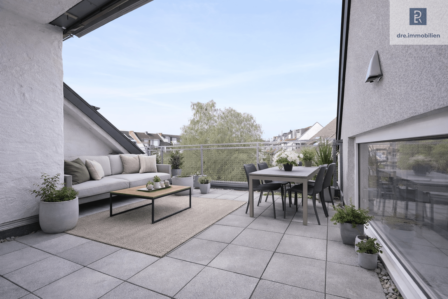 Sonnige Loggia (Virtuelles Staging – Einrichtung wurde mithilfe von KI ergänzt)