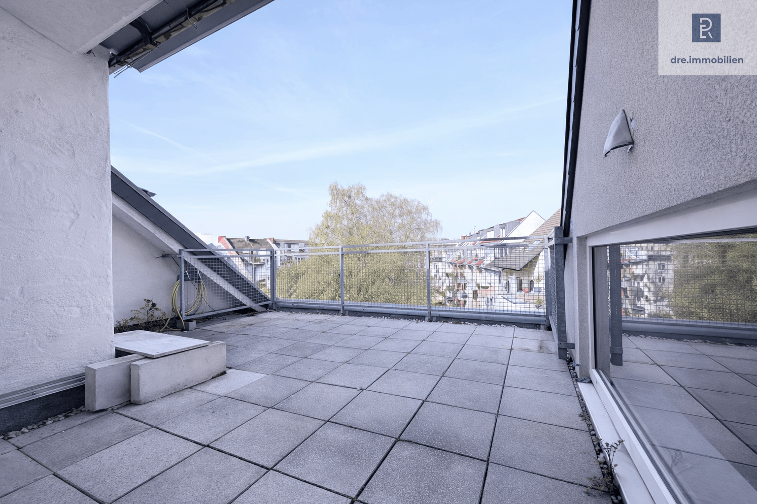 Sonnige Loggia (KI-bearbeitete Darstellung)