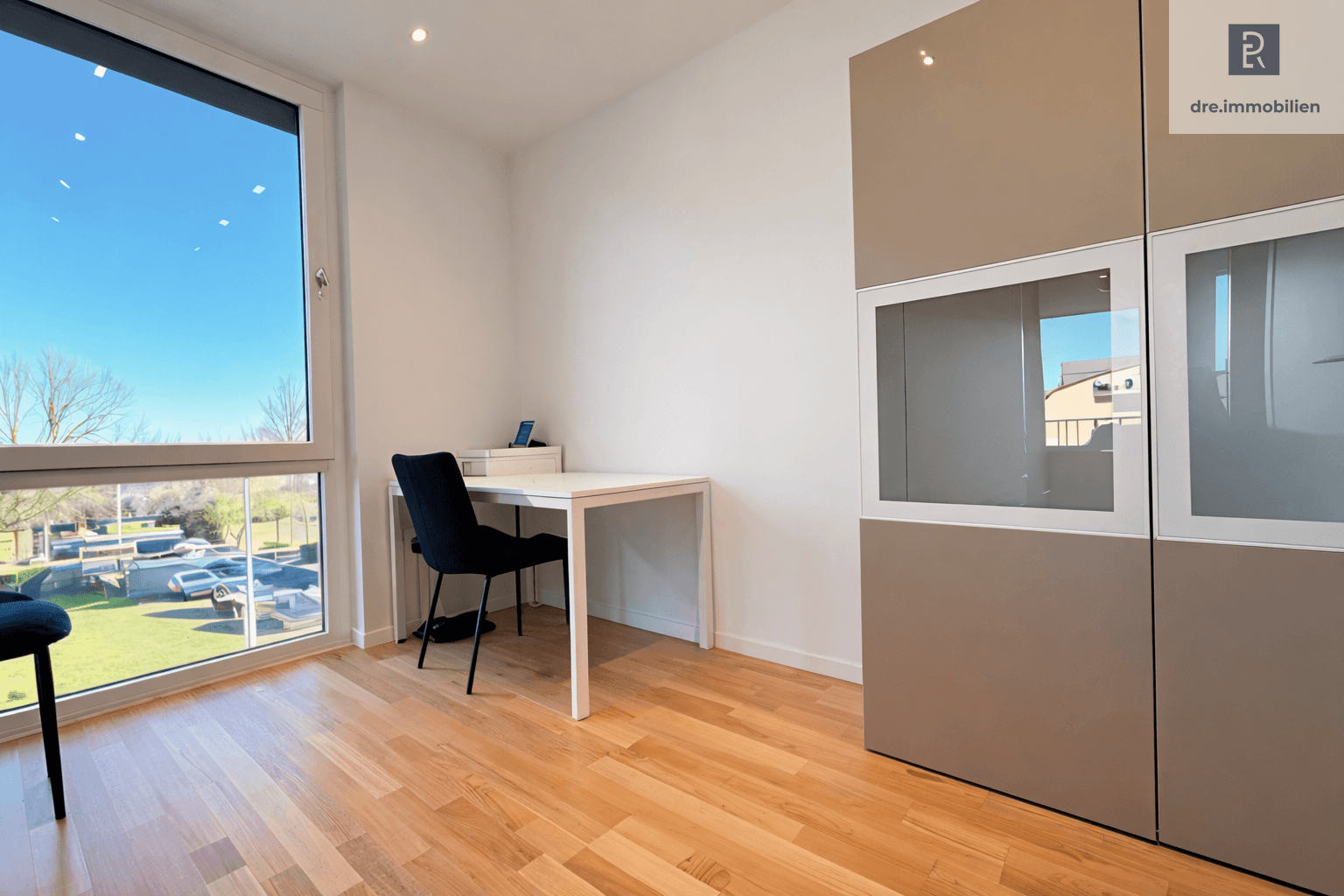 Helles Arbeitszimmer