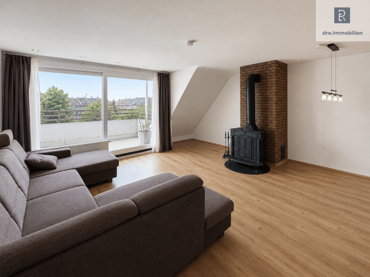 Helles Wohnzimmer mit Balkon (Dieses Bild wurde mithilfe künstlicher Intelligenz bearbeitet. Einzelne dargestellte Elemente entsprechen möglicherweise nicht dem tatsächlichen Zustand)