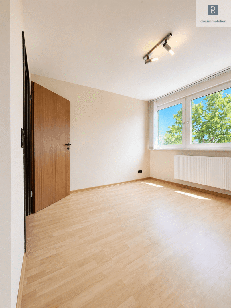 Gästezimmer (Dieses Bild wurde mithilfe künstlicher Intelligenz bearbeitet. Einzelne dargestellte Elemente entsprechen möglicherweise nicht dem tatsächlichen Zustand)