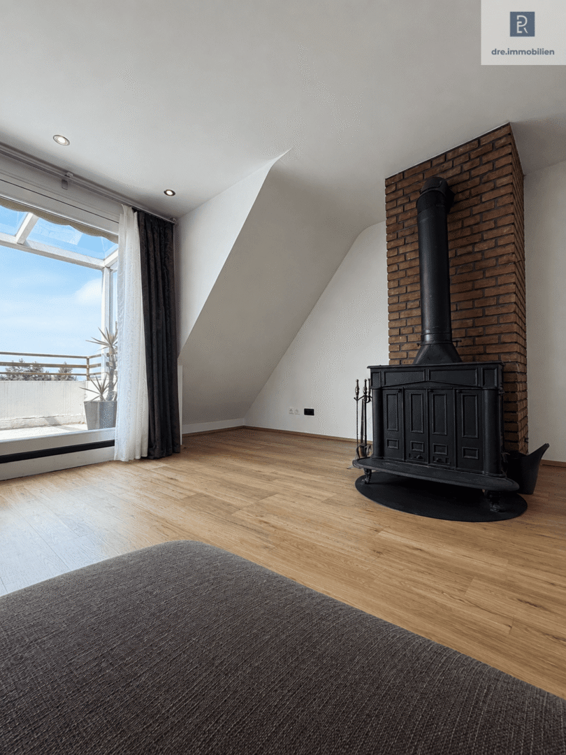 Wohnzimmer mit Kamin (Dieses Bild wurde mithilfe künstlicher Intelligenz bearbeitet. Einzelne dargestellte Elemente entsprechen möglicherweise nicht dem tatsächlichen Zustand)