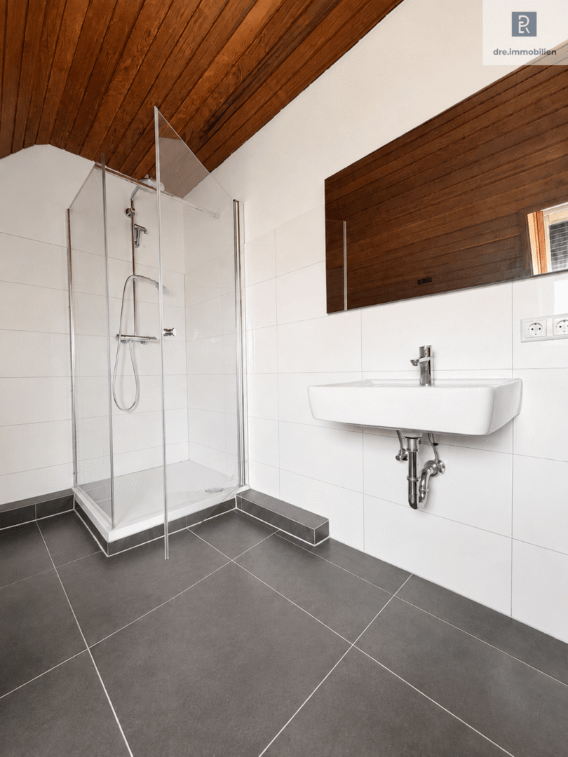 Maisonette - Badezimmer (Dieses Bild wurde mithilfe künstlicher Intelligenz bearbeitet. Einzelne dargestellte Elemente entsprechen möglicherweise nicht dem tatsächlichen Zustand)
