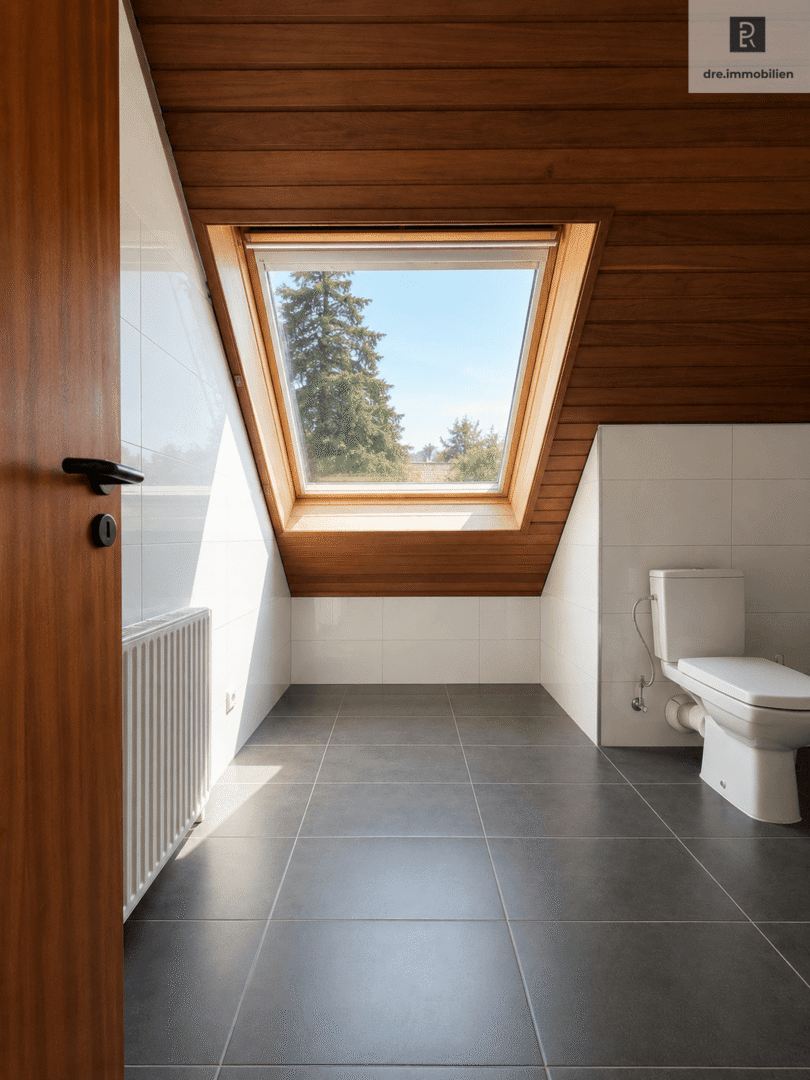 Maisonette - Badezimmer Hell und modern (Dieses Bild wurde mithilfe künstlicher Intelligenz bearbeitet. Einzelne dargestellte Elemente entsprechen möglicherweise nicht dem tatsächlichen Zustand)