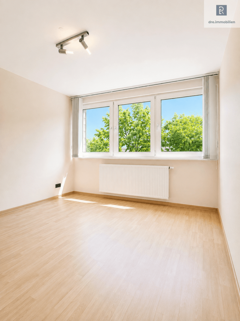 Lichtdurchflutetes Gästezimmer (Dieses Bild wurde mithilfe künstlicher Intelligenz bearbeitet. Einzelne dargestellte Elemente entsprechen möglicherweise nicht dem tatsächlichen Zustand)