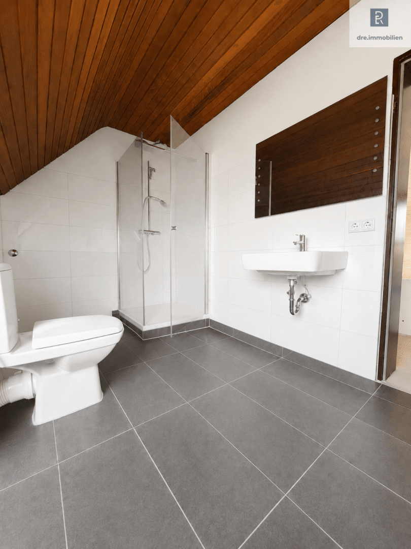 Maisonette - Badezimmer modern mit großer Dusche (Dieses Bild wurde mithilfe künstlicher Intelligenz bearbeitet. Einzelne dargestellte Elemente entsprechen möglicherweise nicht dem tatsächlichen Zustand)