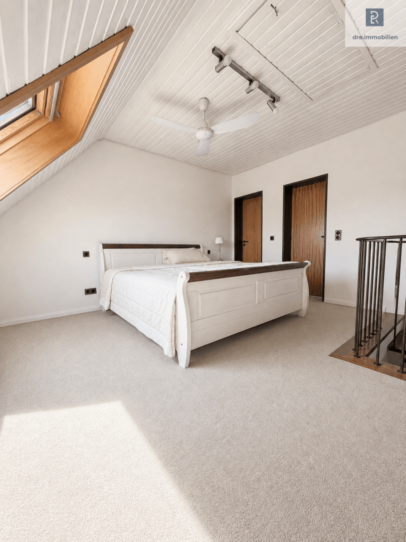 Masionette - Schlafzimmer (Dieses Bild wurde mithilfe künstlicher Intelligenz bearbeitet. Einzelne dargestellte Elemente entsprechen möglicherweise nicht dem tatsächlichen Zustand)