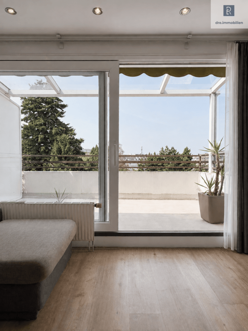 Große Fenster, viel Licht und geräumiger Balkon (Dieses Bild wurde mithilfe künstlicher Intelligenz bearbeitet. Einzelne dargestellte Elemente entsprechen möglicherweise nicht dem tatsächlichen Zustand)