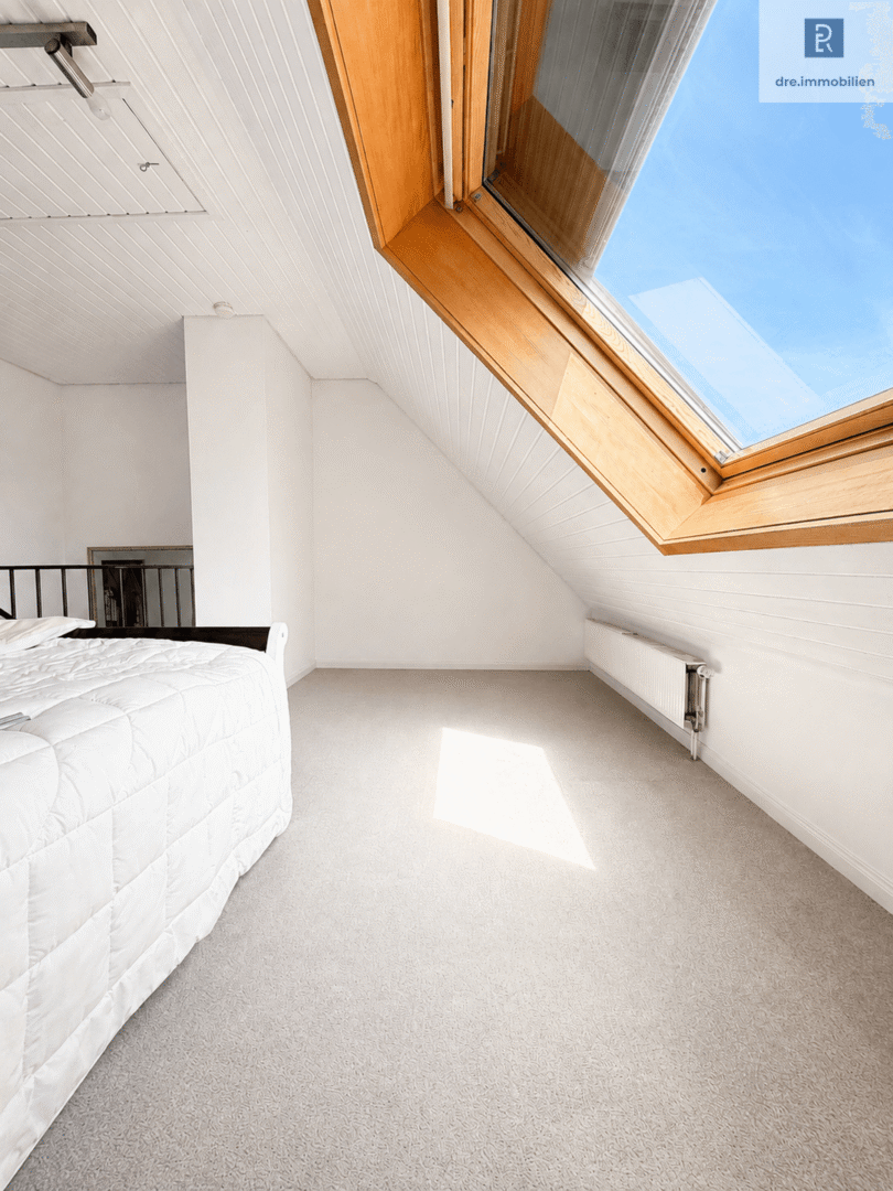 Masionette - Schlafzimmer (Dieses Bild wurde mithilfe künstlicher Intelligenz bearbeitet. Einzelne dargestellte Elemente entsprechen möglicherweise nicht dem tatsächlichen Zustand)