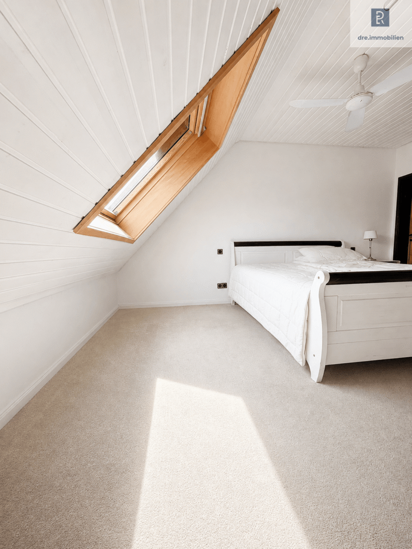Masionette - Schlafzimmer mit großem Fenster (Dieses Bild wurde mithilfe künstlicher Intelligenz bearbeitet. Einzelne dargestellte Elemente entsprechen möglicherweise nicht dem tatsächlichen Zustand)