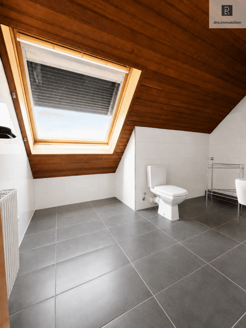 Maisonette - Badezimmer mit Rollläden (Dieses Bild wurde mithilfe künstlicher Intelligenz bearbeitet. Einzelne dargestellte Elemente entsprechen möglicherweise nicht dem tatsächlichen Zustand)