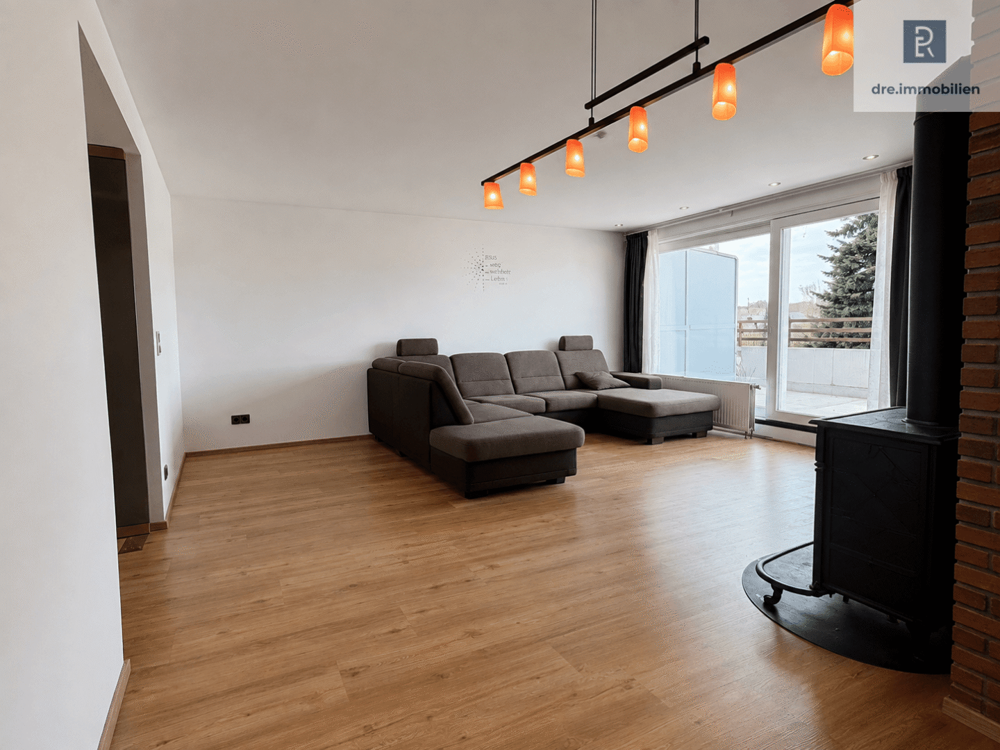 Wohn- und Esszimmer (Dieses Bild wurde mithilfe künstlicher Intelligenz bearbeitet. Einzelne dargestellte Elemente entsprechen möglicherweise nicht dem tatsächlichen Zustand)
