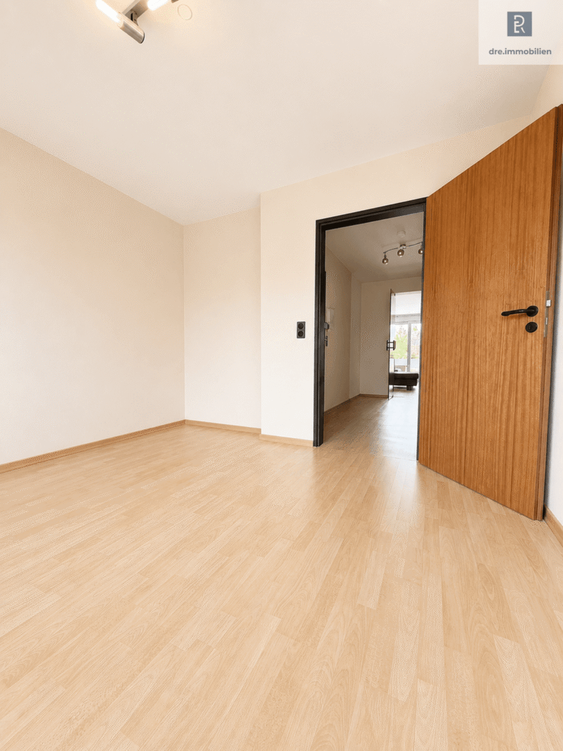 Gästezimmer Blick in den Flur (Dieses Bild wurde mithilfe künstlicher Intelligenz bearbeitet. Einzelne dargestellte Elemente entsprechen möglicherweise nicht dem tatsächlichen Zustand)
