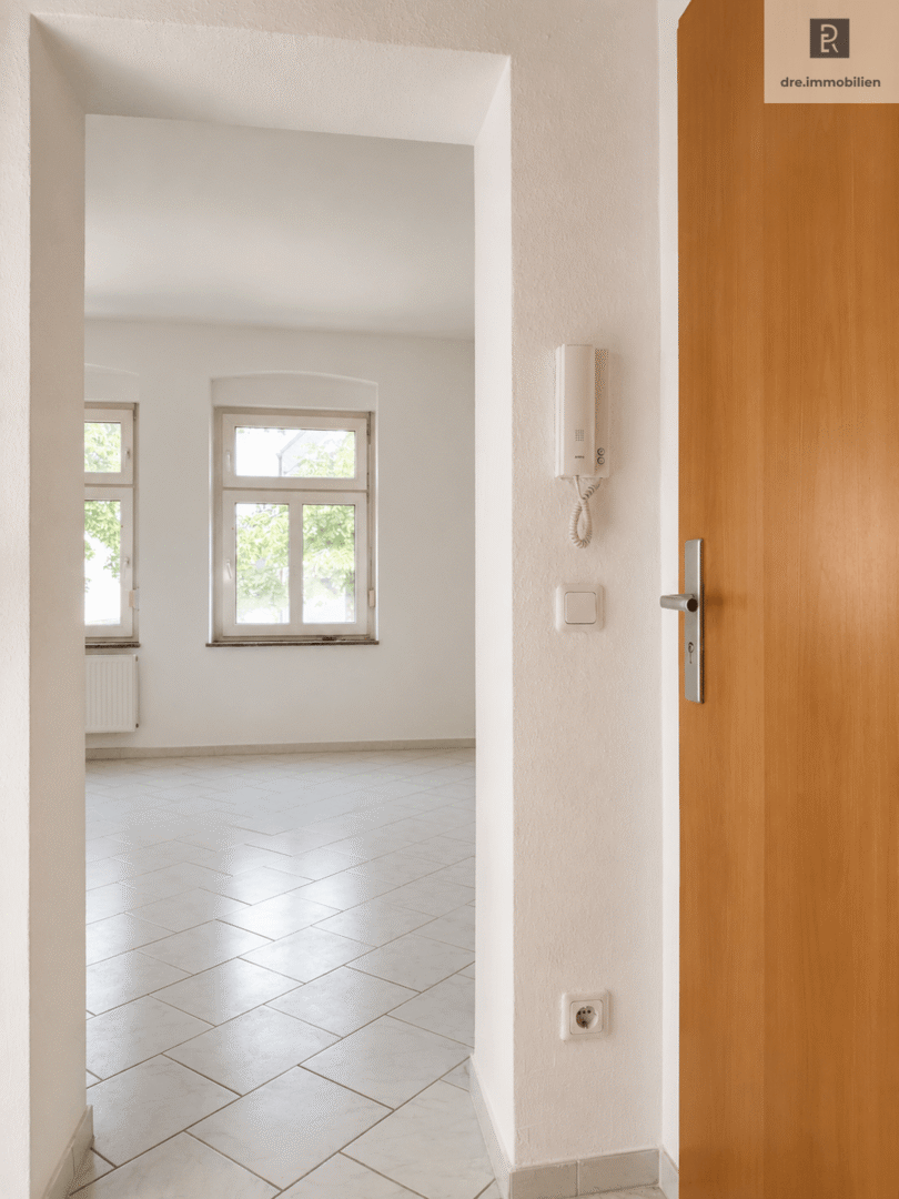 Heller Eingangsbereich mit Blick in Wohnraum (mit KI bearbeitet)