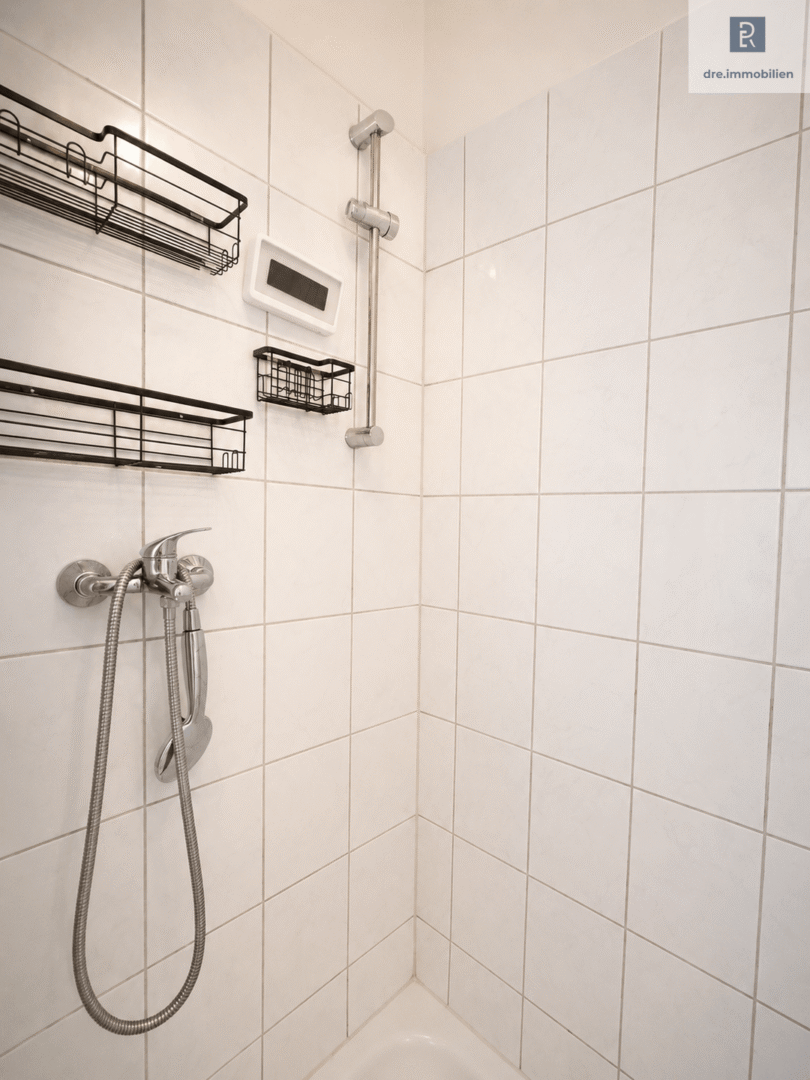 Geflieste Dusche mit Handbrause (mit KI bearbeitet)