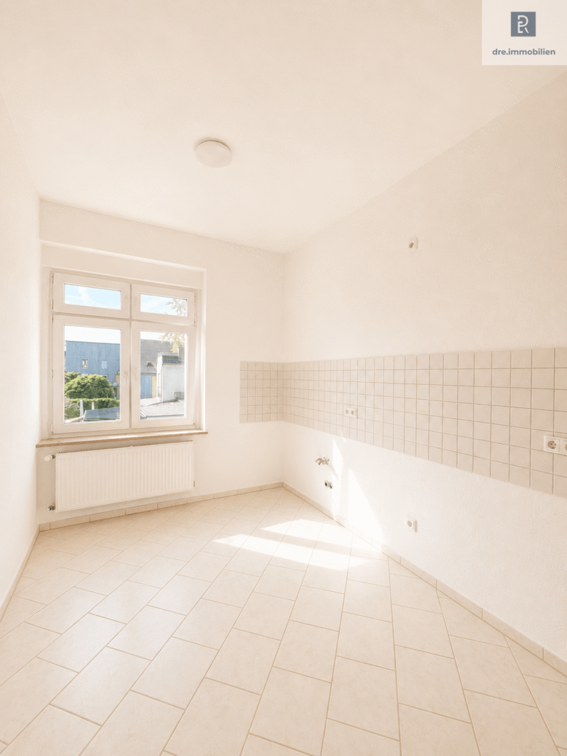 Sonnige Küche mit Fenster und Anschlüssen (mit KI bearbeitet)