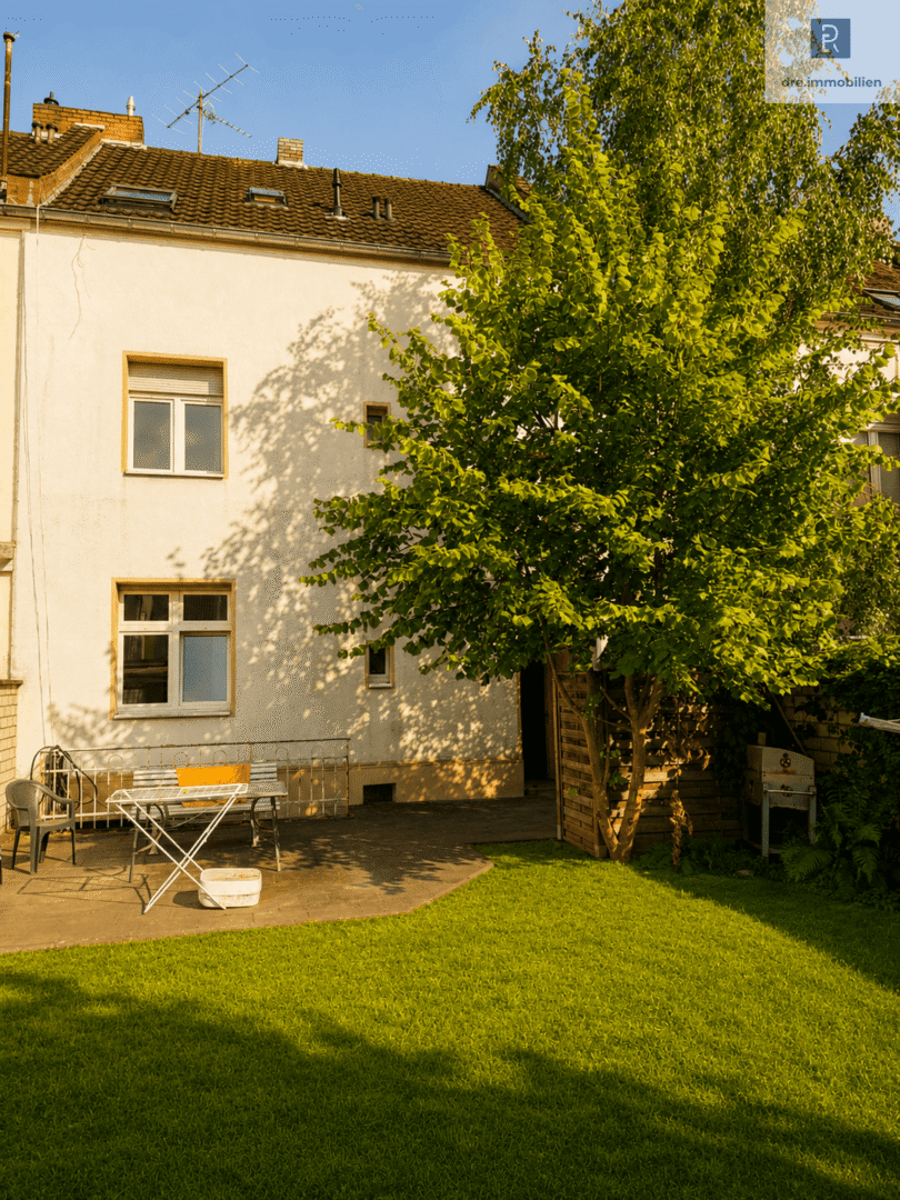 Rückansicht des Hauses mit Garten und Terrasse (mit KI bearbeitet)