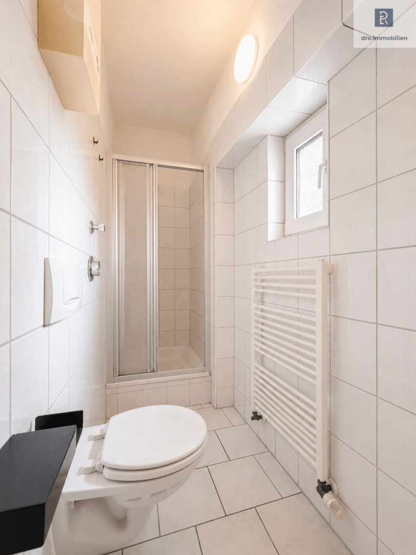 Helles Bad mit Dusche und Heizkörper (mit KI bearbeitet)