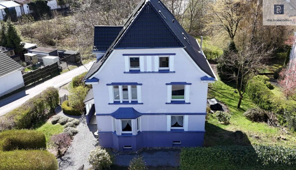 Großzügiges Mehrgenerationenhaus mit drei Wohneinheiten und viel Platz für die ganze Familie. (Bild wurde mithilfe künstlicher Intelligenz bearbeitet.)