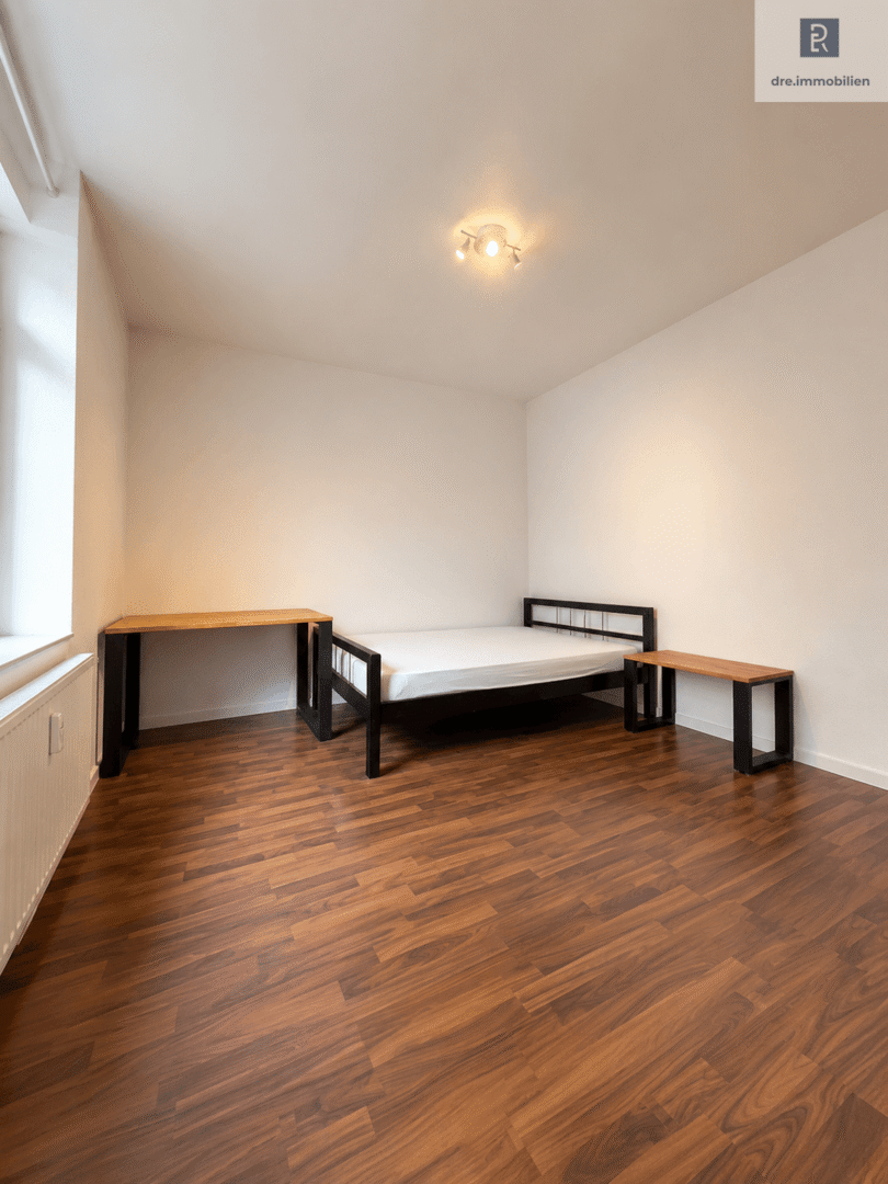 DRE - Schlafzimmer mit Bett und Holzboden (mit KI bearbeitet)