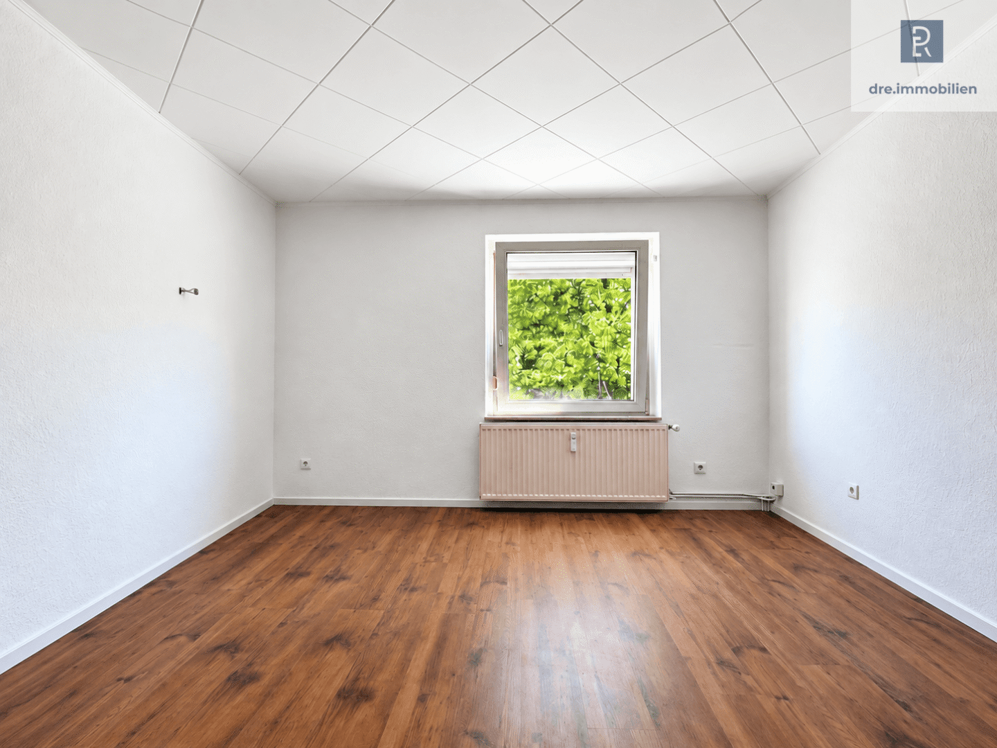 DRE - Helles leeres Zimmer mit dunklem Holzboden (KI bearbeitet)