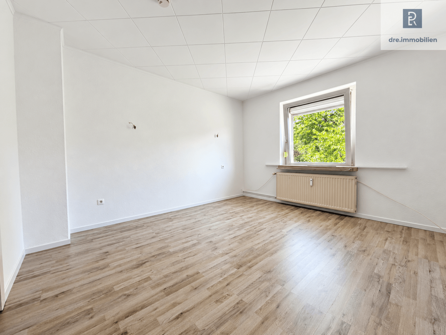 DRE - Leeres Schlafzimmer mit hellem Holzboden (KI bearbeitet)