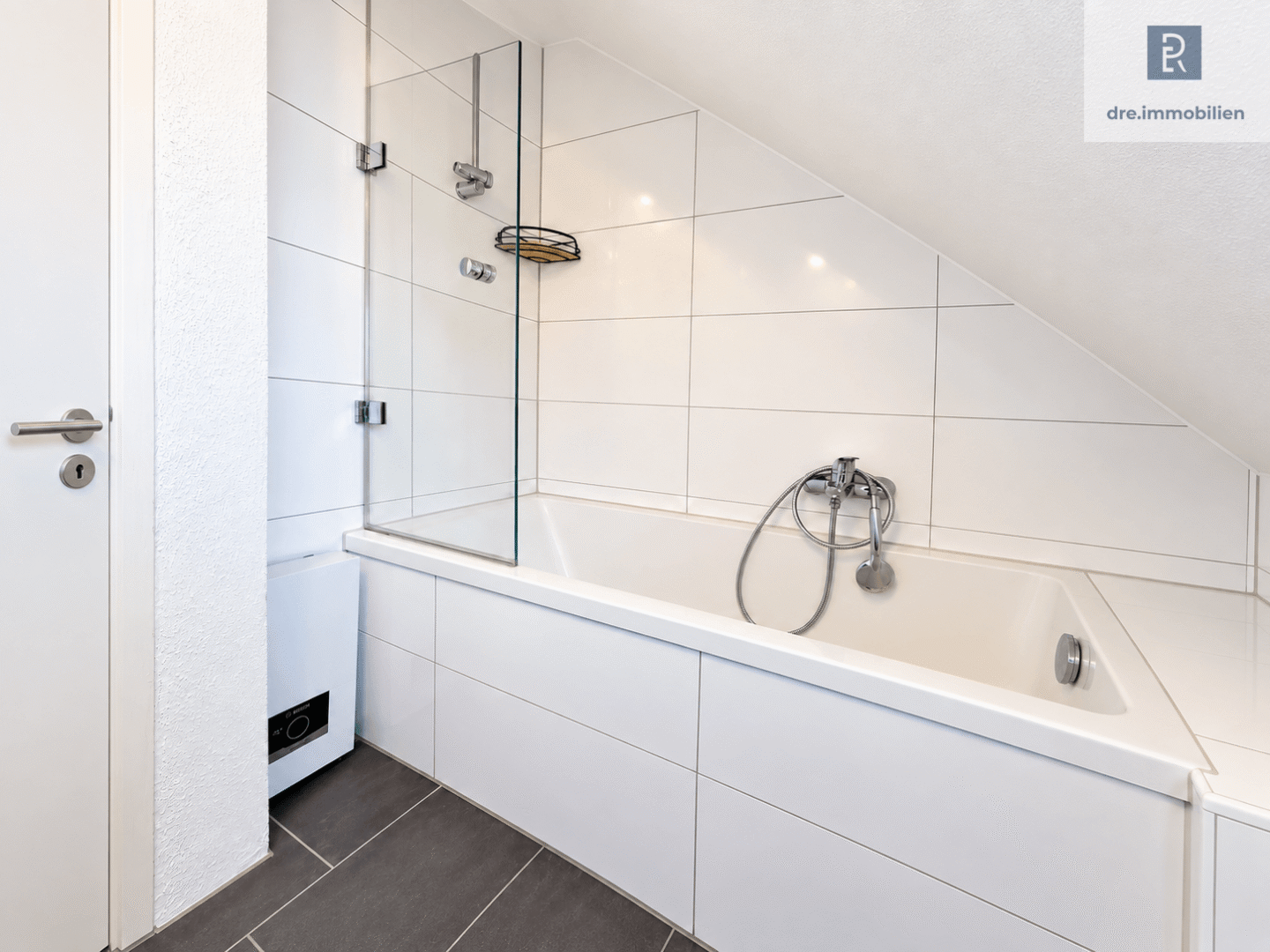 DRE - Badewanne mit Glasduschwand unter Dachschräge (KI bearbeitet)