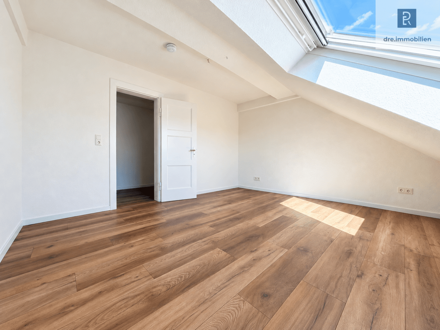 DRE - Schlafzimmer mit großem Dachfenster und Holzboden (KI bearbeitet)