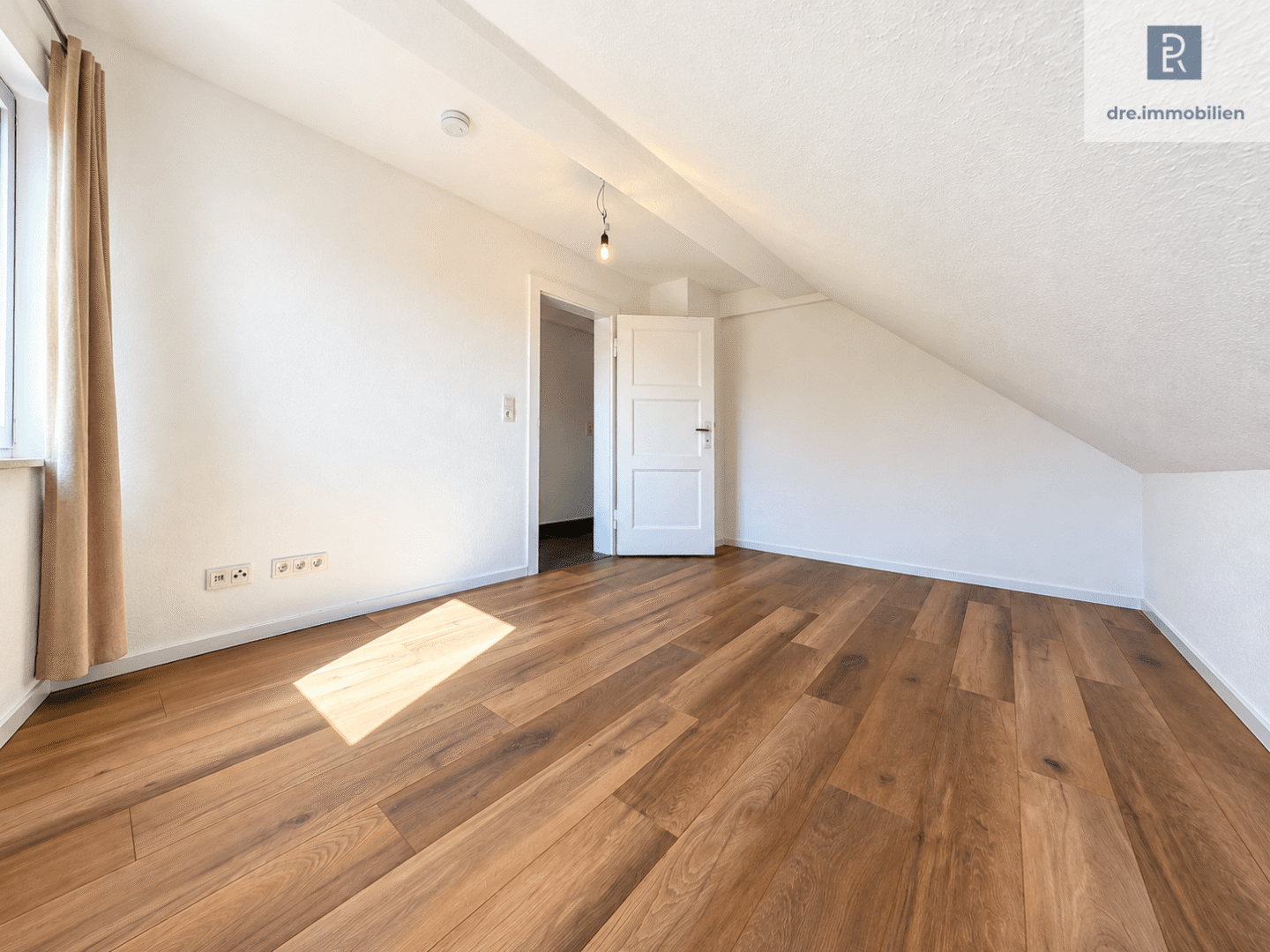 DRE - Geräumiger Wohnraum mit Holzboden und Dachschräge (KI bearbeitet)