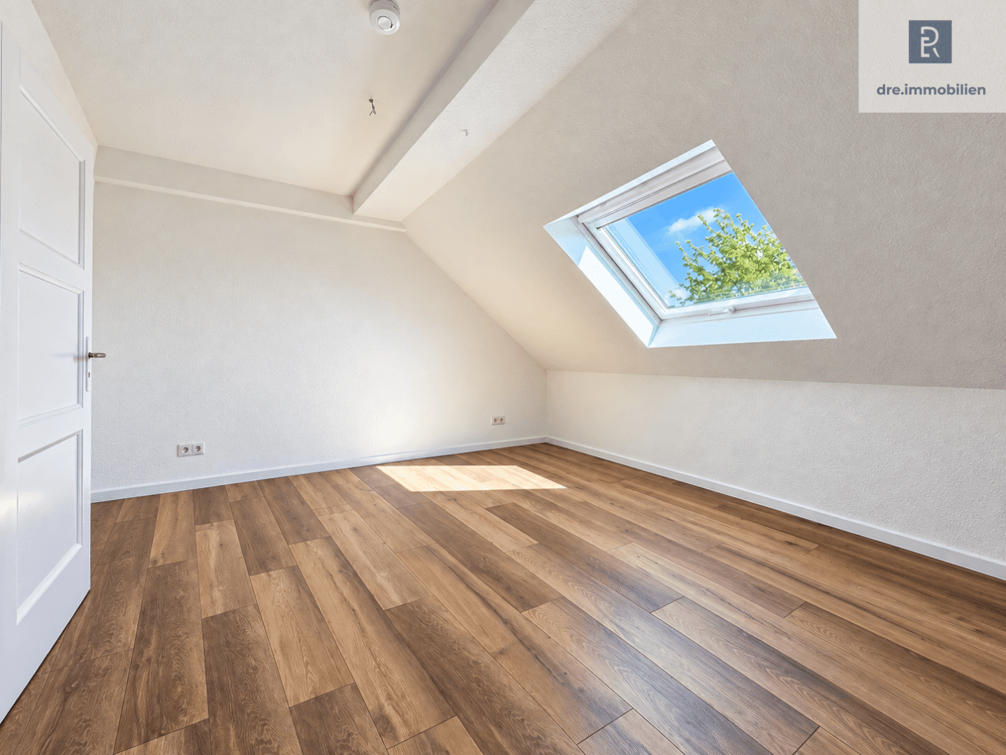 DRE - Helles Schlafzimmer mit Dachfenster und Holzboden (KI bearbeitet)