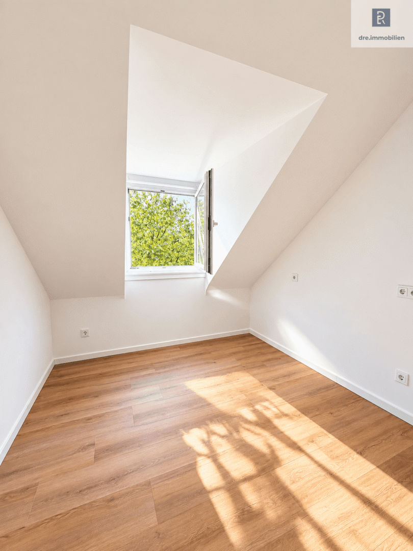 DRE - Helles Dachzimmer mit Gaubenfenster (mit KI bearbeitet)