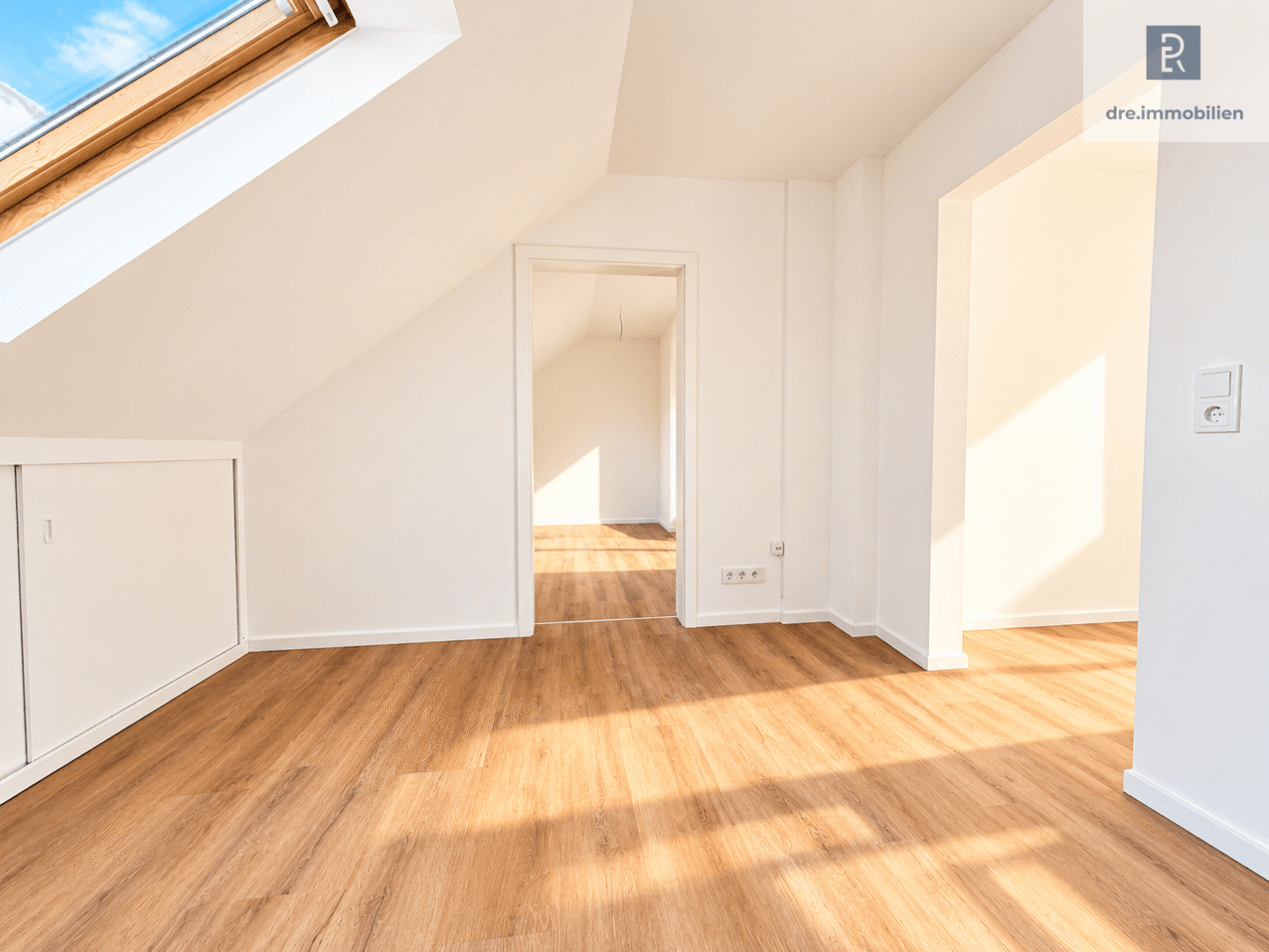 DRE - Heller Dachbereich mit Dachfenster und Einbauschrank (mit KI bearbeitet)