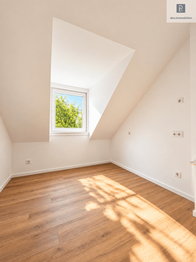 DRE - Dachzimmer mit Gaubenfenster (mit KI bearbeitet)
