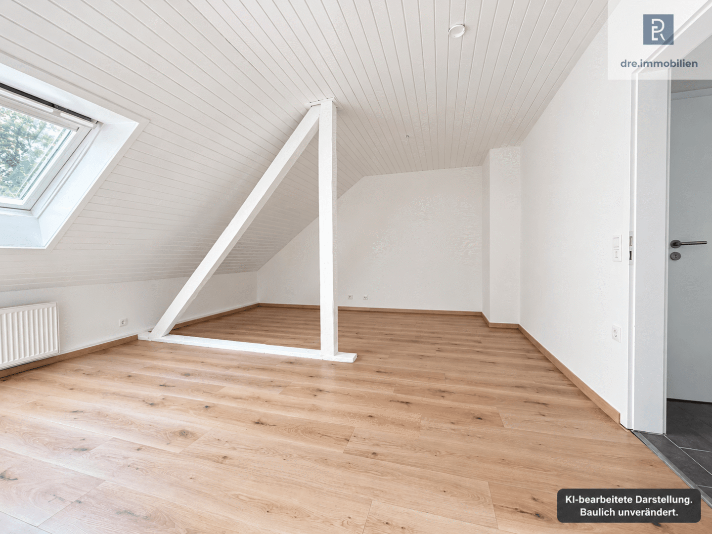 DRE - Grosszuegiges Dachgeschosszimmer mit Dachschraege