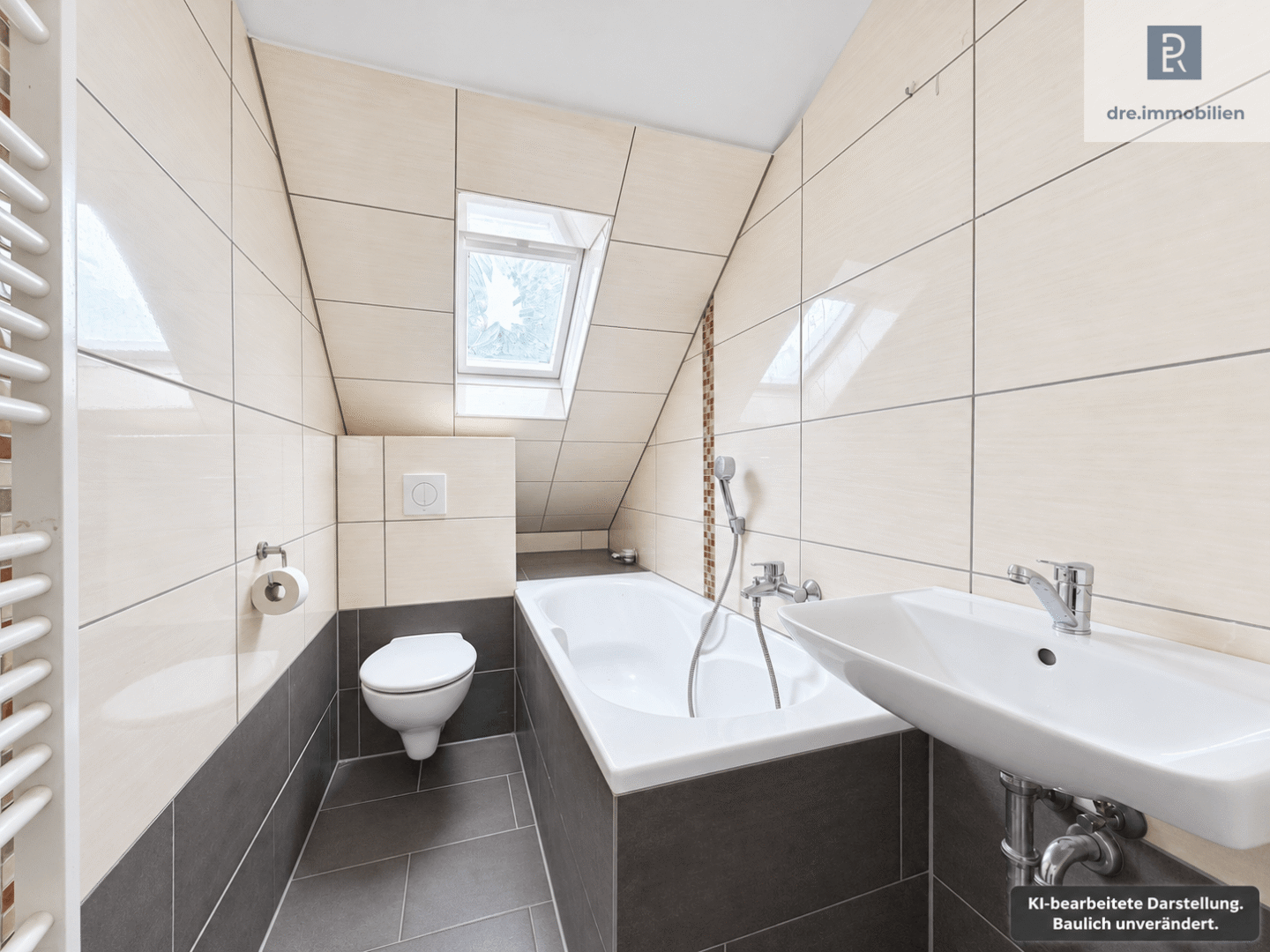 DRE - Gefliestes Badezimmer mit Wanne und WC